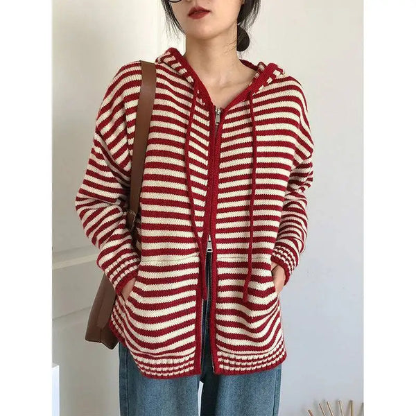 Vrouw draagt rood-wit gestreepte hoodie met rits, casual mode, herfstkleding, comfortabele damestrui, trendy streetwear, stijlvolle outfit.