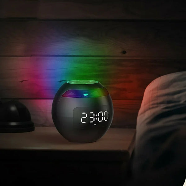 Ronde digitale wekker met LED-kleurenprojectie op nachtkastje, houten achtergrond, tijd 23:00. Moderne slaapkameraccessoire, sfeerverlichting.
