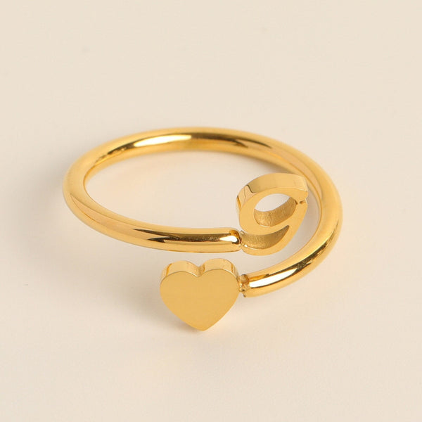 Gouden ring met hart en letter "G", minimalistisch design, perfect als gepersonaliseerd sieraad, ideaal voor cadeau of verloving.