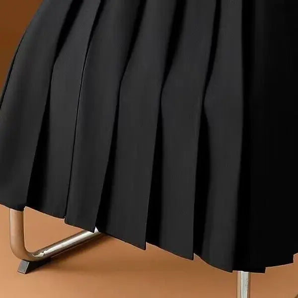 Zwarte geplooide rok op metalen kledingrek, elegante damesmode, stijlvolle kleding, tijdloze zwarte rok, modetrends, kledingwinkel display.
