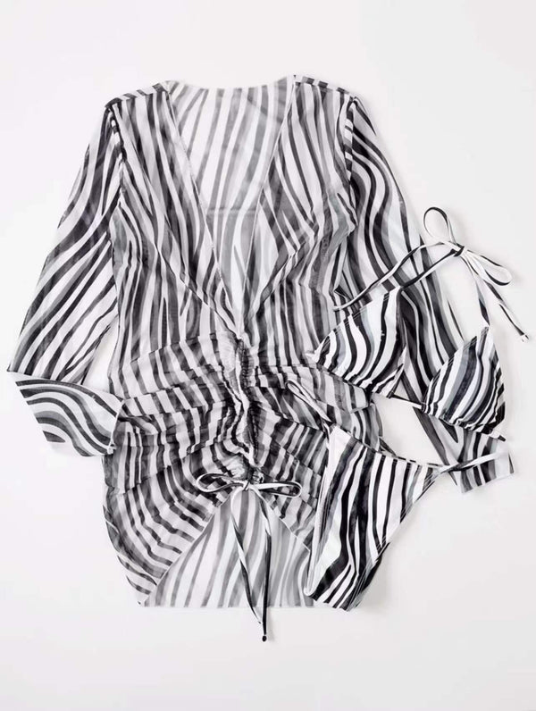 Gestreepte zwart-witte bikini met bijpassende cover-up jurk, strandkleding, damesmode, zomeroutfit, stijlvolle badmode, trendy design.