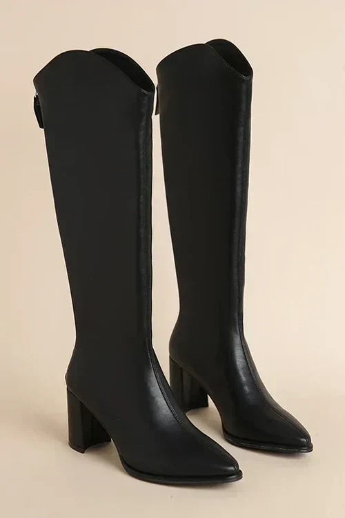 Zwarte leren dameslaarzen met hoge hak en puntige neus, stijlvolle kniehoge laarzen voor herfstmode, elegant en trendy schoeisel.