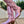 Roze metallic cowboylaarzen met blokhak en sierstiksels, gedragen op houten terras. Trendy dameslaarzen, perfect voor modieuze outfits.