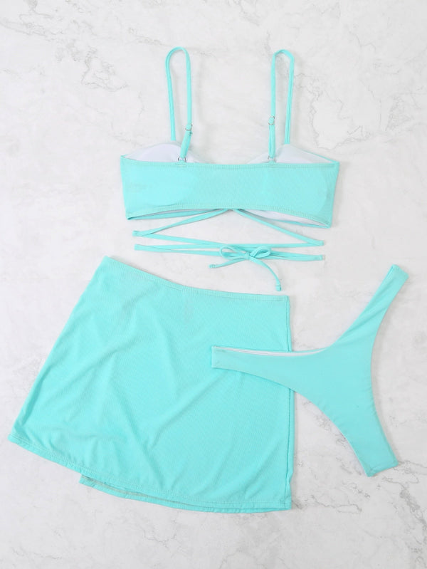 Turquoise bikini set met top, rok en string op marmeren achtergrond. Perfect voor strandmode en zomerse stijl. Trendy badmode voor dames.