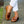 Bruine leren loafers voor heren, gedragen met witte broek, op stoep. Stijlvolle casual schoenen, perfect voor dagelijks gebruik en comfort.