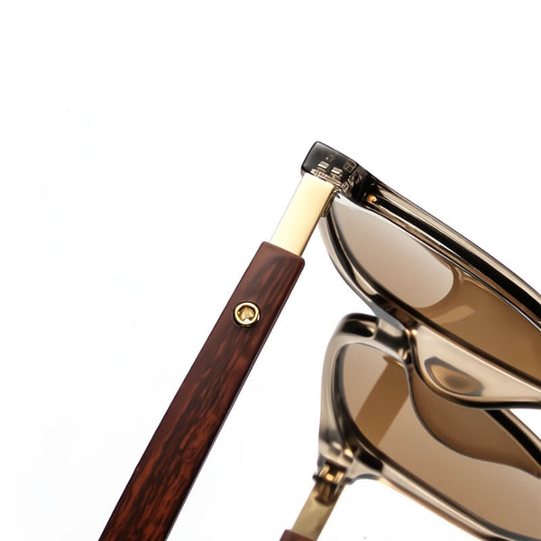 Zonnebril met bruin getinte glazen en houten pootjes, stijlvolle unisex accessoire, modieuze zonnebrillen, UV-bescherming, trendy design.