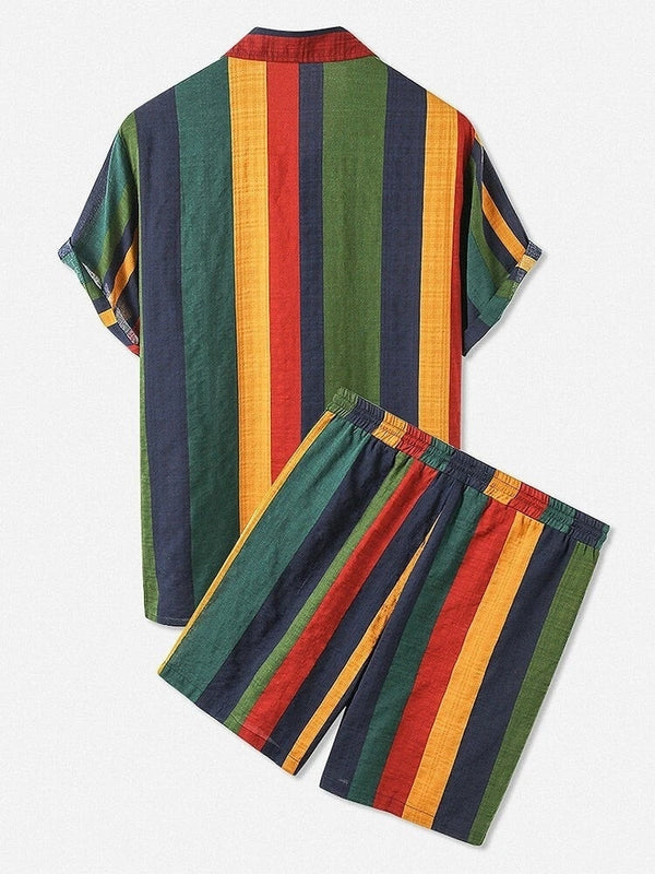 Gestreept heren zomeroutfit, korte mouwen en shorts, kleurrijk design met verticale strepen in groen, rood, geel en blauw, casual en modieus.