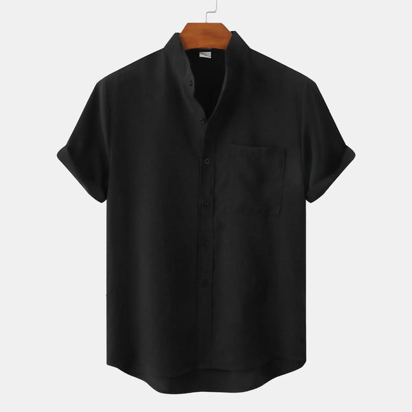 Zwarte herenoverhemd met korte mouwen en opstaande kraag, gemaakt van katoen. Perfect voor casual en formele gelegenheden. Stijlvol en comfortabel.
