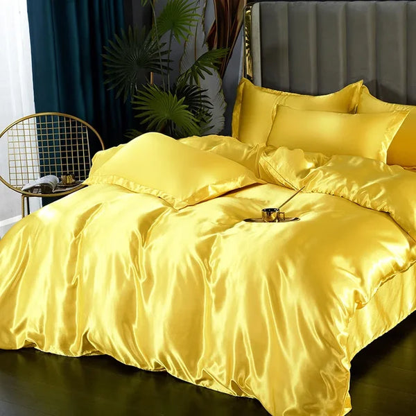 Gele satijnen dekbedovertrek set op een luxe bed met kussens, omgeven door moderne slaapkamerinrichting. Perfect voor stijlvolle slaapkamerinrichting.