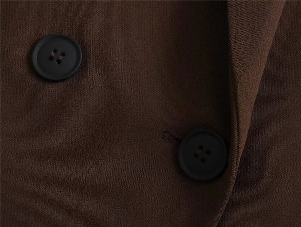 Bruin wollen colbert met twee zwarte knopen, close-up. Hoogwaardige herenkleding, stijlvolle zakelijke mode, elegant ontwerp.
