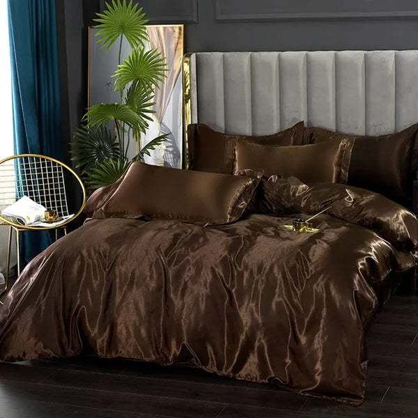 Luxe slaapkamer met bruin satijnen dekbedovertrek, kussens en moderne inrichting. Planten en gouden accenten voor een elegante uitstraling.