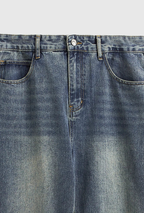 Blauwe spijkerbroek met lichte wassing, klassieke vijf zakken, knoopsluiting en riemlussen. Perfect voor casual en modieuze looks.