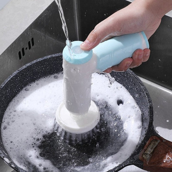 Handmatige afwasborstel met zeepdispenser, blauw handvat, reinigt een koekenpan in een gootsteen. Efficiënt keukengerei voor afwassen.