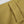 Gele trenchcoat met kraagdetail en zwarte knoop, stijlvolle damesmode, hoogwaardige stof, trendy jasontwerp, close-up.