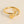 Gouden ring met hart en sierlijke letter V, minimalistisch ontwerp, perfect als cadeau voor geliefden. Elegante sieraden voor dames.