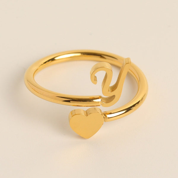 Gouden ring met hart en sierlijke letter V, minimalistisch ontwerp, perfect als cadeau voor geliefden. Elegante sieraden voor dames.