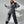 Vrouw poseert in grijs trainingspak, modieuze sportkleding, comfortabele loungewear, trendy outfit, casual stijl, moderne damesmode.