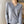 Grijze damestrui met V-hals en knoopsluiting, lange mouwen, casual stijl, perfect voor herfstmode. Comfortabele en stijlvolle kledingoptie.