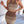Vrouw in tweedelige gebreide set met bruine en beige strepen, mouwloze crop top en aansluitende rok, modieuze dameskleding, trendy outfit.