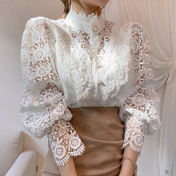 Elegante witte kanten blouse met lange mouwen en parelknopen, perfect voor damesmode en stijlvolle outfits.