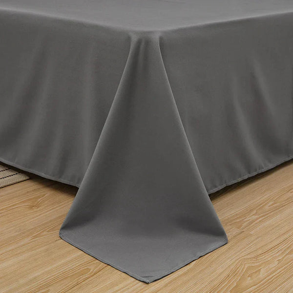 Grijze fluwelen tafellaken op houten vloer, elegant en stijlvol, perfect voor moderne interieurdecoratie en tafeldecoratie.