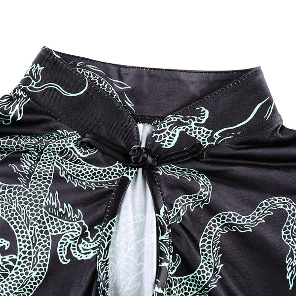 Zwarte cheongsam met groene drakenprint, traditionele Chinese jurk, satijnen stof, elegante kraag, knoopsluiting, stijlvolle oosterse mode.
