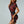 Vrouw in zwarte cheongsam met rode drakenprint, korte mouwen en hoge split. Elegante Chinese jurk, moderne mode, stijlvolle kleding.