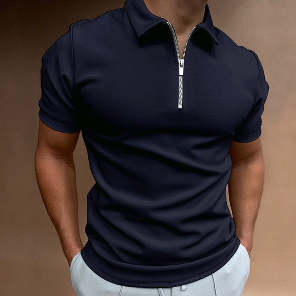 Donkerblauw poloshirt met ritssluiting, gedragen door een man. Stijlvolle herenkleding, casual en modern design, perfect voor dagelijks gebruik.