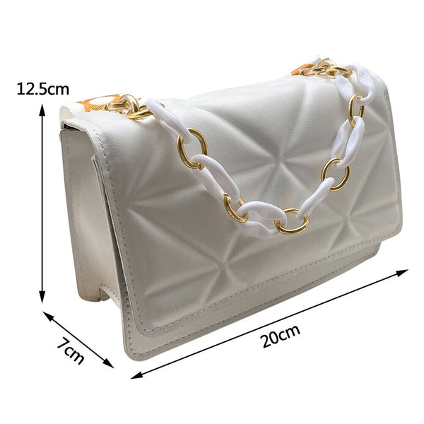 Witte leren handtas met gouden en witte ketting, afmetingen 20x12,5x7 cm. Stijlvolle damesaccessoire, ideaal voor dagelijks gebruik.