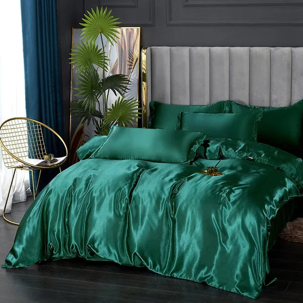 Luxe groene satijnen dekbedovertrek set op kingsize bed, met bijpassende kussens en moderne gouden stoel, in stijlvol ingerichte slaapkamer.