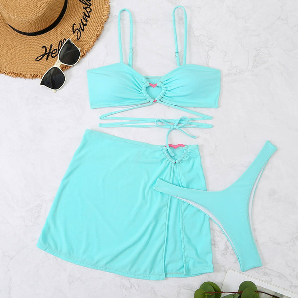 Turquoise bikini set met hartdetail, inclusief top, rok en slip, op marmeren achtergrond. Zomerse strandkleding, perfect voor vakantie.