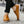 Bruine leren loafers voor heren, casual stijl, gedragen met opgerolde zwarte jeans. Comfortabele schoenen met witte zool en stikseldetails.