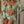 Vrouw in groene bikini met bloemenprint kimono en zonnehoed, zomerse strandmode, stijlvolle badkleding, tropische outfit, vakantie look.