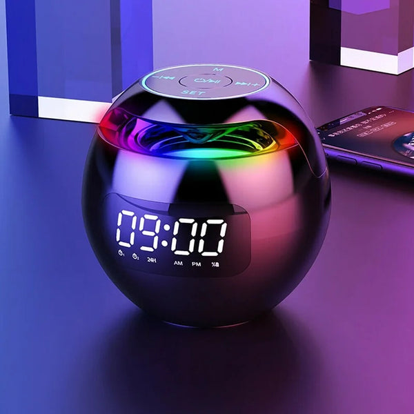 Zwarte digitale wekker met LED-display en kleurrijke verlichting, ronde vorm, moderne technologie, op een tafel met smartphone, futuristisch design.