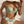 Vrouw in groene bikini met bloemenprint, draagt een zonnehoed. Zomerse strandmode, trendy badkleding, stijlvolle strandlook.