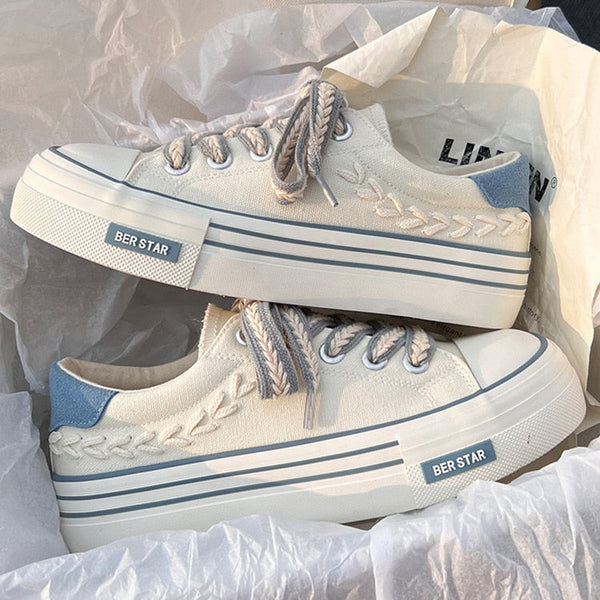 Witte canvas sneakers met blauwe accenten en gevlochten details, dikke zool, merk "BER STAR", casual mode, trendy schoenen voor dagelijks gebruik.