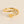Gouden ring met hart en sierlijke krul, minimalistisch design, perfect als cadeau voor geliefden. Elegante sieraden voor dames.