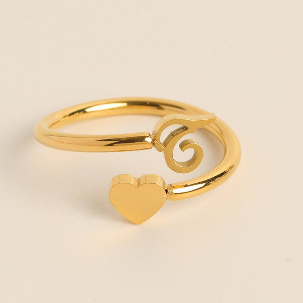 Gouden ring met hart en sierlijke krul, minimalistisch design, perfect als cadeau voor geliefden. Elegante sieraden voor dames.