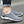 Grijze herensneakers met antislipzool, ademend mesh, ideaal voor wandelen en sport. Comfortabele pasvorm, casual stijl, trendy design.