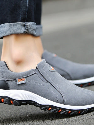 Grijze herensneakers met antislipzool, ademend mesh, ideaal voor wandelen en sport. Comfortabele pasvorm, casual stijl, trendy design.