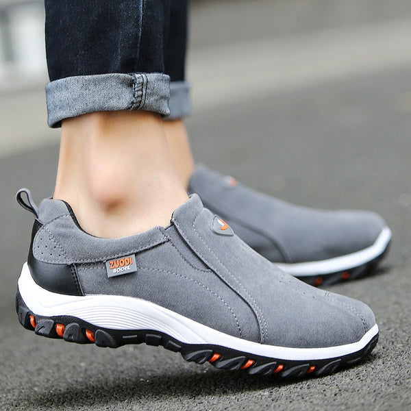 Grijze herensneakers met antislipzool, ademend mesh, ideaal voor wandelen en sport. Comfortabele pasvorm, casual stijl, trendy design.