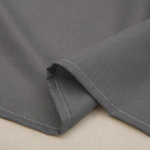 Grijze katoenen stof close-up, met zichtbare stiksels en textuur, ideaal voor naaiprojecten, kleding en interieurdecoratie.