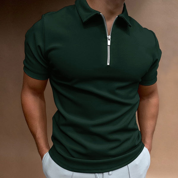 Donkergroen poloshirt met ritssluiting, gedragen door een man. Stijlvolle herenkleding, casual mode, korte mouwen, comfortabele pasvorm.