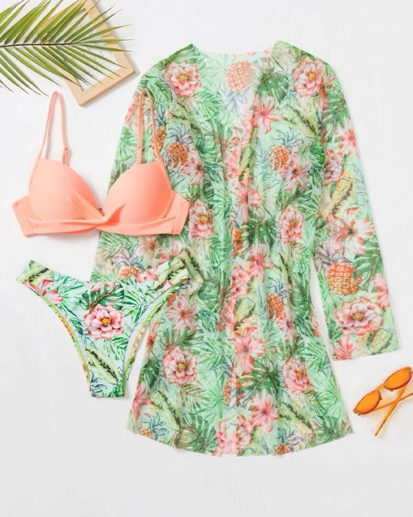 Tropische strandoutfit met bloemen kimono, perzikkleurige bikini en zonnebril. Perfect voor zomerse dagen en strandvakanties.