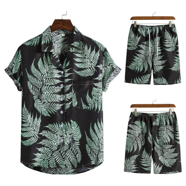 Tropisch heren zomeroutfit met zwart overhemd en korte broek, groene varenprint, casual strandkleding, modetrend 2023.
