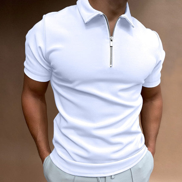 Witte polo met ritssluiting, korte mouwen, gedragen door een man. Stijlvolle herenkleding, casual en modern design, perfect voor zomermode.