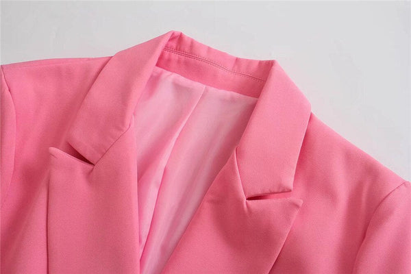 Roze damesblazer met klassieke revers, gemaakt van hoogwaardige stof. Perfect voor modieuze zakelijke outfits en stijlvolle casual looks.