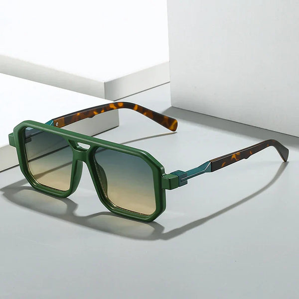 Groene vierkante zonnebril met schildpadpoten op witte achtergrond, modieuze unisex zonnebril, UV-bescherming, trendy accessoire.