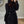 Vrouw in zwarte hoodie en joggingbroek, casual mode, comfortabele kleding, trendy loungewear, moderne woonkamer, houten vloer, spiegel.
