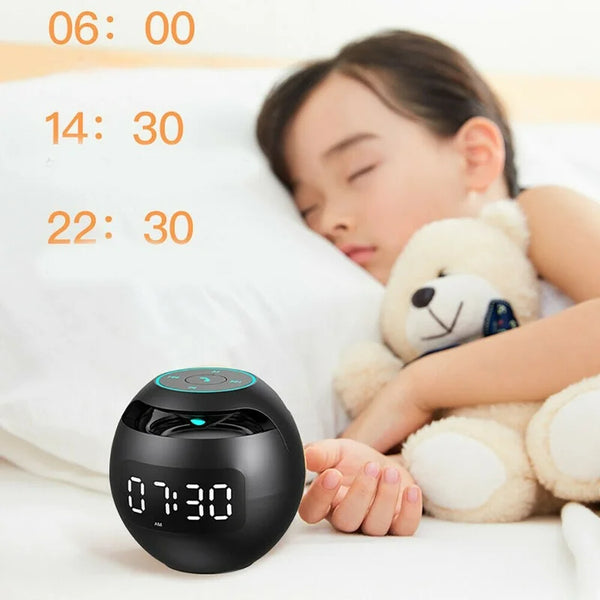 Slapend kind met knuffelbeer naast zwarte digitale wekker met LED-display. Tijdsaanduidingen: 06:00, 14:30, 22:30. Slaapkamer, kinderkamer.